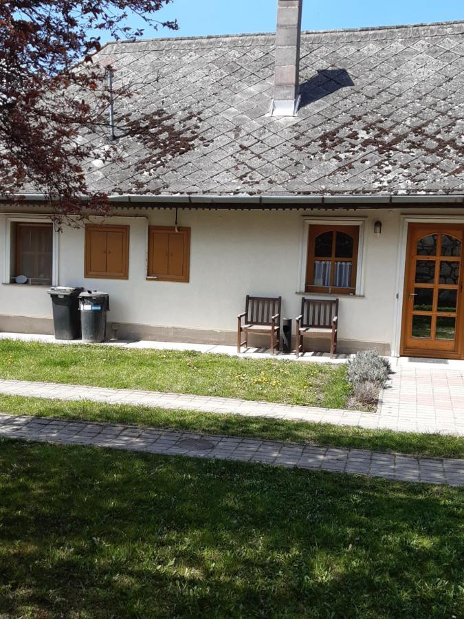 Falusi Vendeghaz Etyek Buitenkant foto