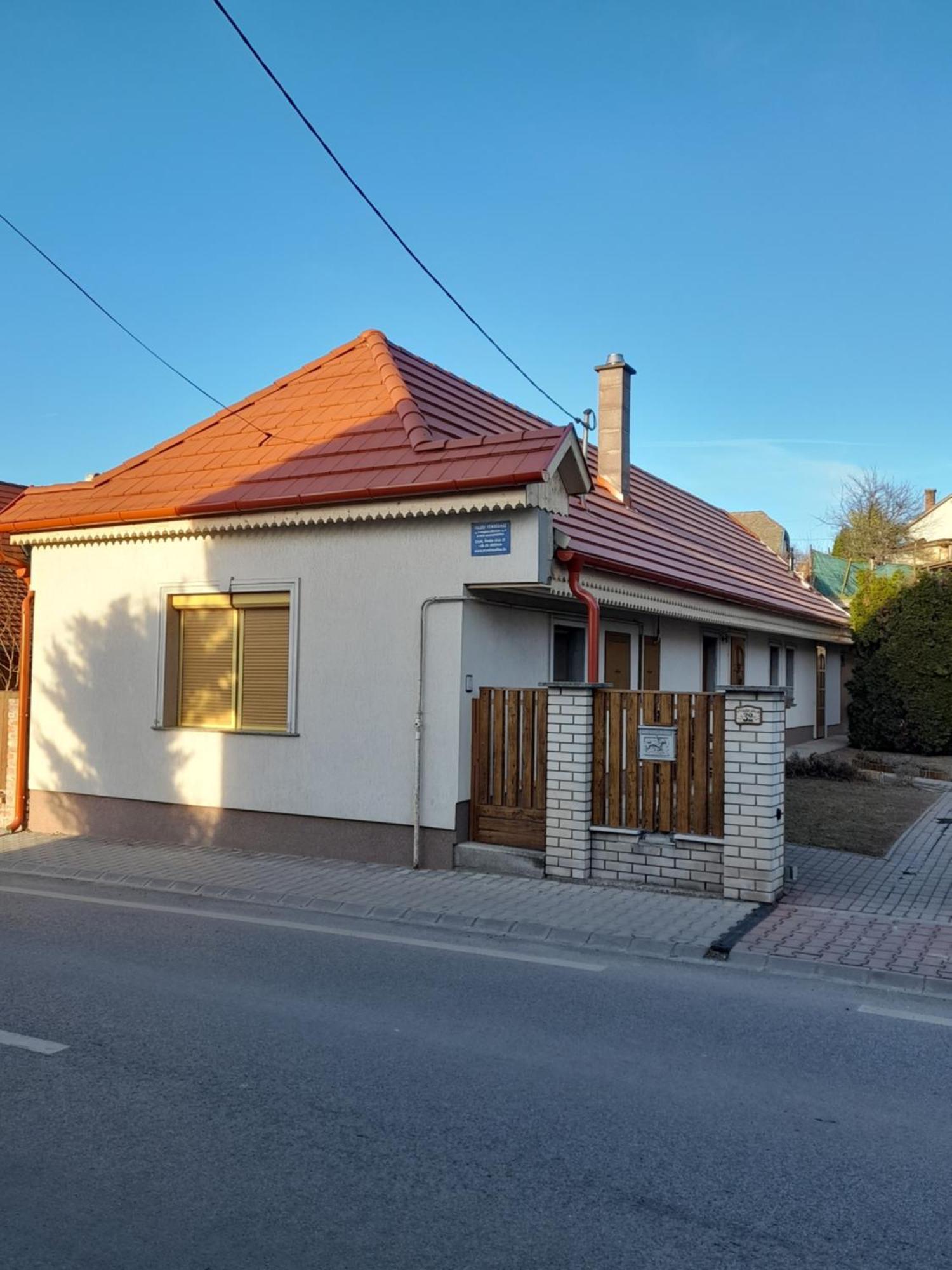Falusi Vendeghaz Etyek Buitenkant foto